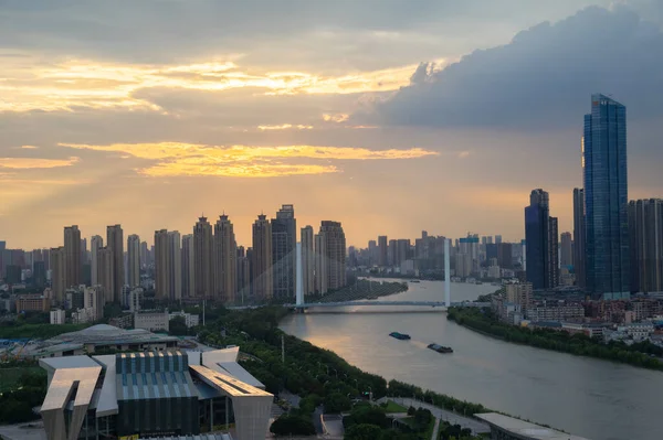 Hubei Wuhan yaz şehri gökyüzü manzarası