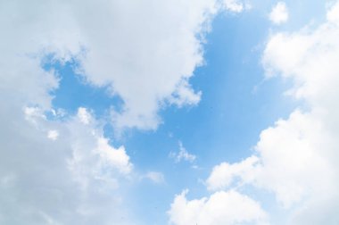 Büyüleyici gökyüzü ve bulutlar Yazın doğal manzara