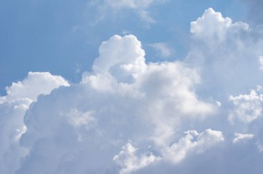 Büyüleyici gökyüzü ve bulutlar Yazın doğal manzara