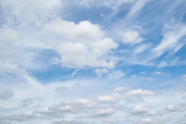 Fascynujące Niebo Chmury Krajobraz Naturalny Lecie — Zdjęcie stockowe