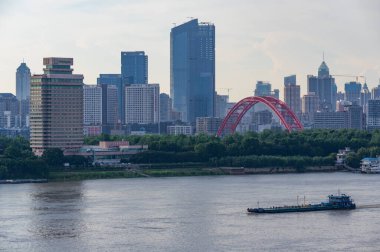 Wuhan, Hubei, Çin 'in yaz şehri gökyüzü manzarası