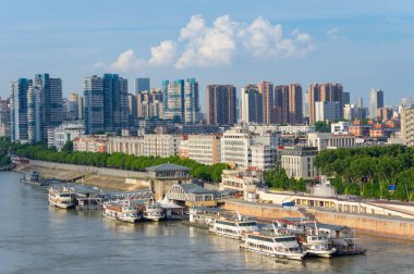 Wuhan, Hubei, Çin 'in yaz şehri gökyüzü manzarası
