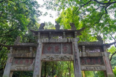 Xiangyang, Hubei, Çin 'deki Gulongzhong Sahne Bölgesi Yaz Manzarası