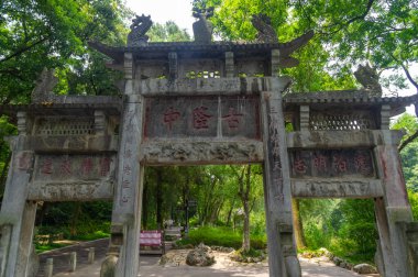 Xiangyang, Hubei, Çin 'deki Gulongzhong Sahne Bölgesi Yaz Manzarası