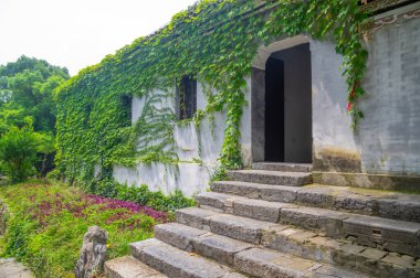 Xiangyang, Hubei, Çin 'deki Gulongzhong Sahne Bölgesi Yaz Manzarası
