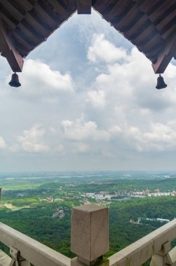 Xiangyang, Hubei, Çin 'deki Gulongzhong Sahne Bölgesi Yaz Manzarası