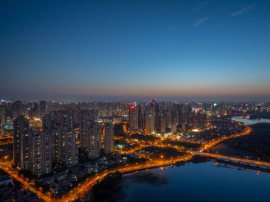 Wuhan şehir simgesi gökyüzü gece manzarası