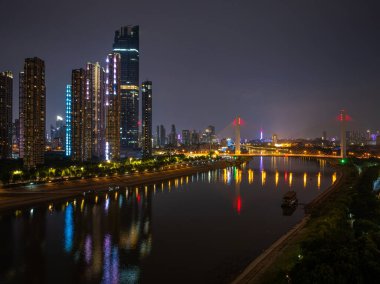 Wuhan şehir simgesi gökyüzü gece manzarası