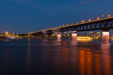 Wuhan şehir simgesi gökyüzü gece manzarası