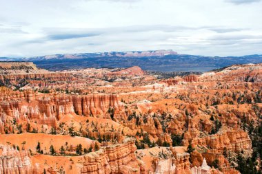 Bryce Kanyonu Ulusal Parkı, Dağların ve Kaya Oluşumlarının Görünümü, Utah 