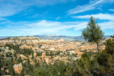 Bryce Kanyonu Ulusal Parkı, Dağların ve Kaya Oluşumlarının Görünümü, Utah 