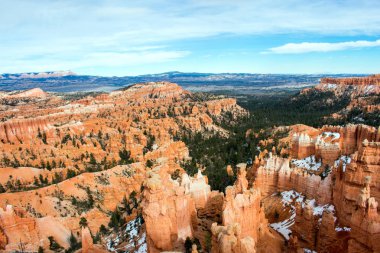 Bryce Kanyonu Ulusal Parkı, Dağların ve Kaya Oluşumlarının Görünümü, Utah 