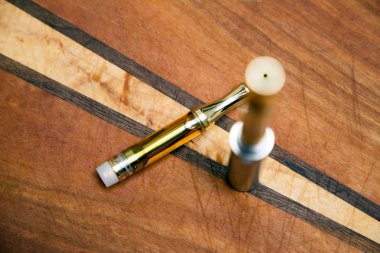 Esrar yağı, bir buharlaştırıcı veya elektronik sigara esrar içmek için 