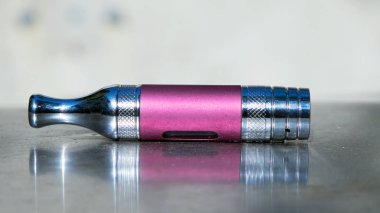 Bir Elektronik Sigara veya Buharlaştırıcı Esrar ve Esrar 