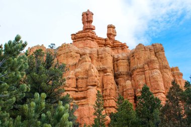 Mavi bulutlu gökyüzü altında yeşil bitkiler ile güzel kumlu dağlar manzara