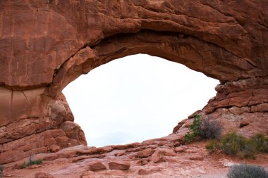 İçinde delik olan dev bir kaya duvarı.