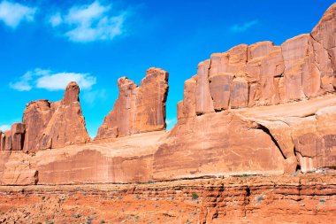 Issız bir yerde, kırmızı renkli devasa kayalar.