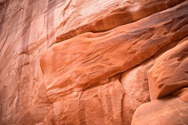 Yıpranmış yüzeyi olan kırmızı kaya duvar