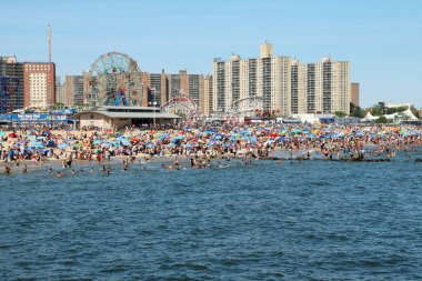 İnsanlar yaz günlerinde plajda dinleniyorlar..
