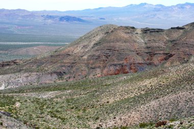 Küçük yeşil bitkileri olan terk edilmiş dağlar.