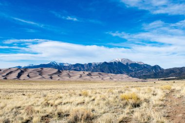 Death Valley Ulusal Parkı kuru çim, kum tepeleri ve doğal dağlar, Kaliforniya