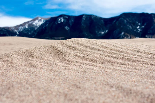 Areia Primeiro Plano Montanhas Cênicas Parque Nacional Vale Morte Califórnia — Fotografia de Stock