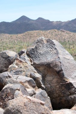 Issız bir yerde desenli kayalar