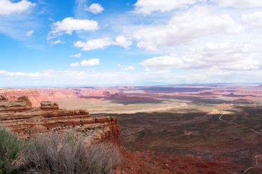 Anıt Vadisi'nde Kaya Oluşumları ile Güzel Manzara 