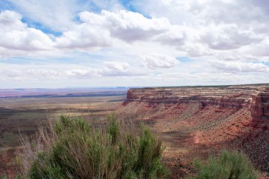 Anıt Vadisi'nde Kaya Oluşumları ile Güzel Manzara