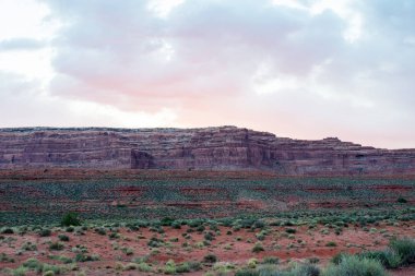 Monument Vadisi'nde Büyük Kırmızı Kumtaşı Kaya Oluşumları ile Güzel Manzara 