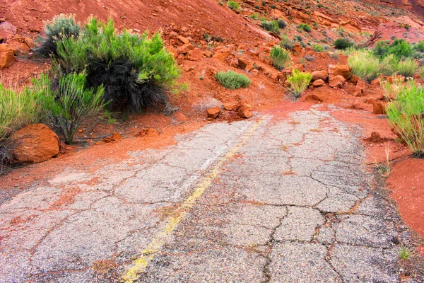 Alte Asphaltstraße Und Große Felsformationen Aus Rotem Sandstein Denkmaltal — Stockfoto