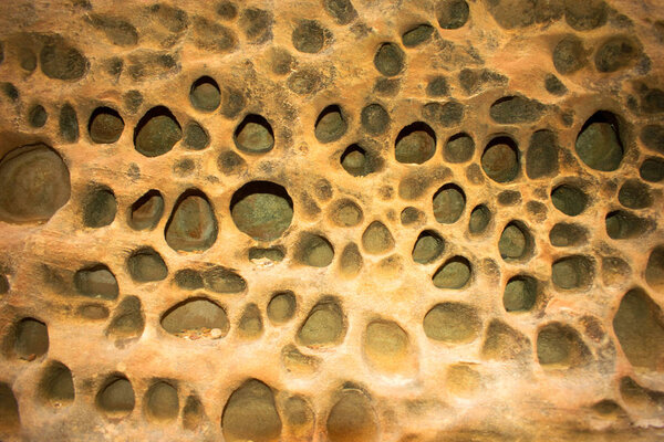 Сыроподобная каменная стена с отверстиями
