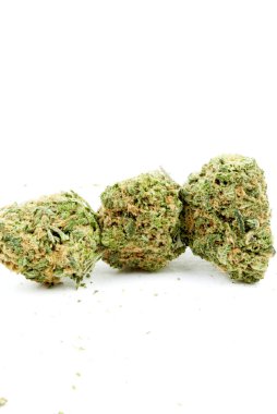 Beyaz arka planda izole esrar kavramsal bileşimi.