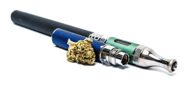 Beyaz arka planda izole esrar. Bağımlılık ve sağlık konsepti.