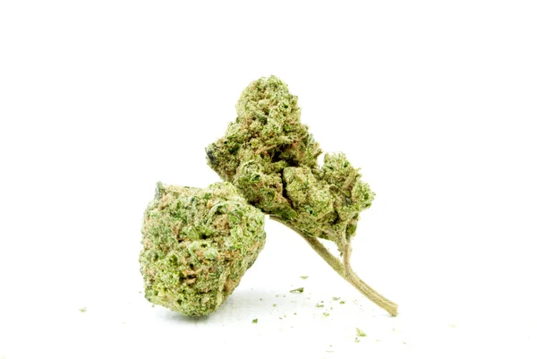 Beyaz Arka Planda Kurutulmuş Marihuana Yakından Görünümü — Stok fotoğraf