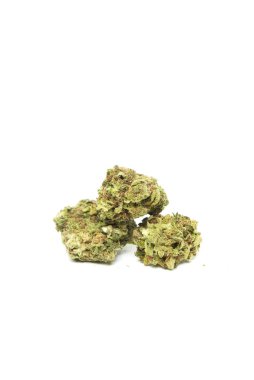 Beyaz arka planda marihuana yakından görünümü