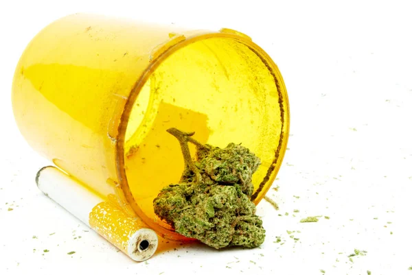 Koncepcja Uzależnienia Narkotyków Marihuany Kompozycja Wyizolowana Białym Tle — Zdjęcie stockowe