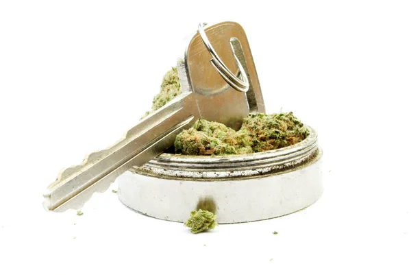 Zavřete Pohled Sušenou Marihuanu Drtič Klíčů Plevel Bílém Pozadí — Stock fotografie