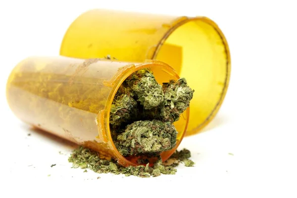 Suszona Marihuana Plastikowej Butelce Koncepcja Uzależnienia Narkotyków Koncepcja Medyczna Marihuana — Zdjęcie stockowe