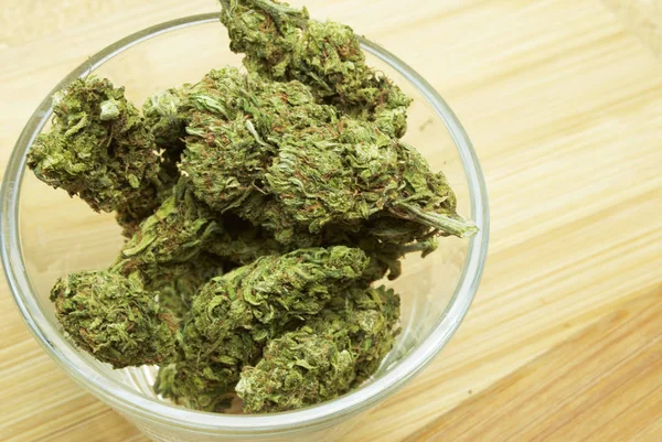 Bardakta Kurutulmuş Marijuana Uyuşturucu Bağımlılığı Kavramı Tıbbi Esrar Kavramı — Stok fotoğraf