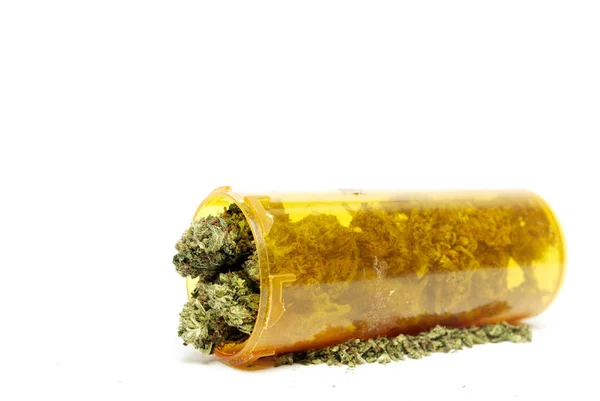 Nahaufnahme Von Getrocknetem Marihuana Orangefarbener Plastikflasche Drogenabhängigkeit Medizinisches Marihuana Konzept — Stockfoto