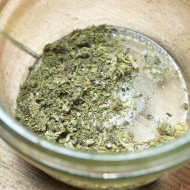 Cam kavanozda marihuana tomurcukları, görünümü kapatın