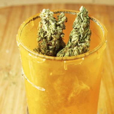 Plastik şişede marihuana tomurcukları, görünümü kapatın