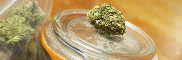 Cam Kavanozda Marihuana Tomurcukları Görünümü Kapatın — Stok fotoğraf