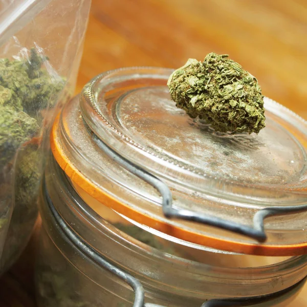 Marijuana Muguri Borcan Sticlă Vedere Aproape — Fotografie, imagine de stoc