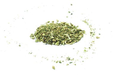 Beyaz arka planda marihuana yakından görünümü