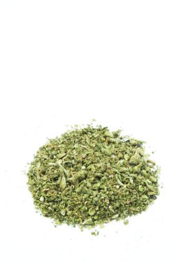 Beyaz arka planda marihuana yakından görünümü