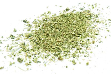 Beyaz arka planda marihuana yakından görünümü