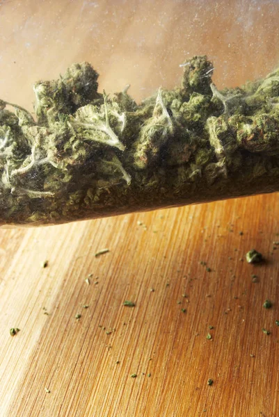 Medizinisches Marihuana Auf Holztisch Knospen Aus Der Cannabispflanze — Stockfoto