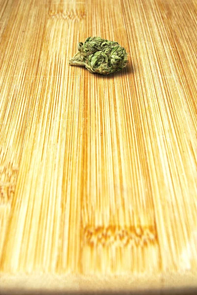 Medis Marijuana Atas Meja Kayu Kuncup Dari Cannabis Plant — Stok Foto